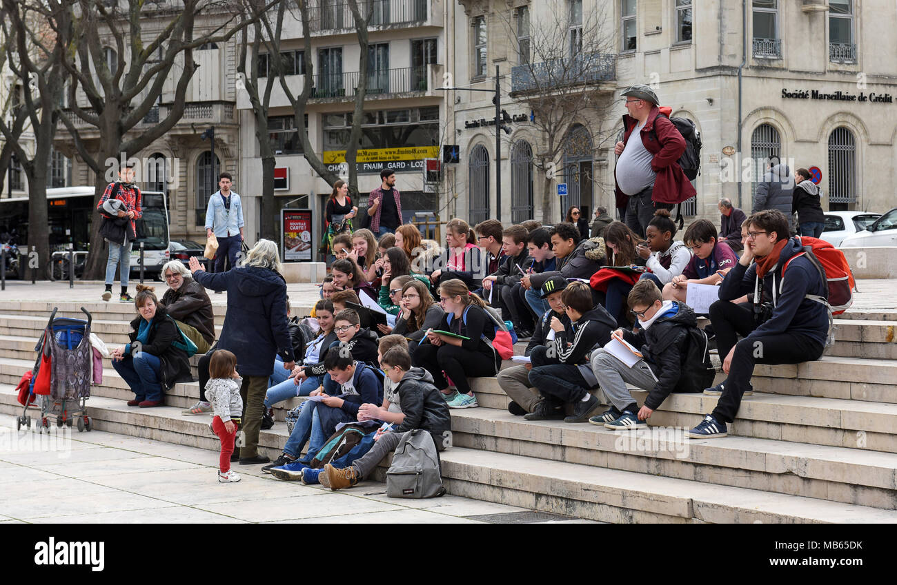 Schüler hören Lehrer auf Bildungsreise in Arles Frankreich. Stockfoto