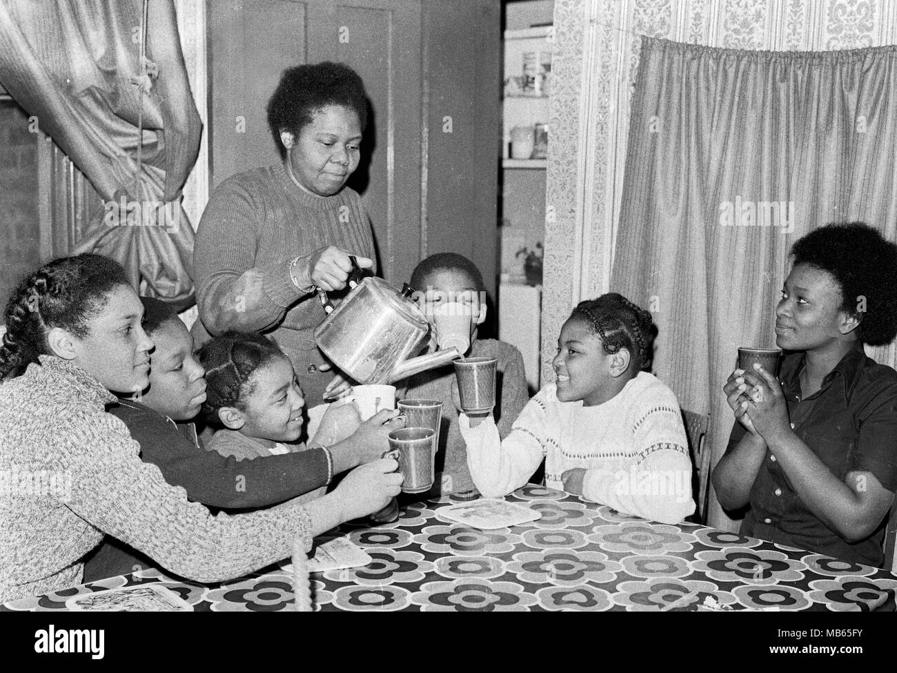 Pflegemutter Frau Sybil Phoenix mit einigen ihrer Kinder in Lewisham im Januar 1973 das Jahr wurde sie die erste schwarze Frau ein MBE zu erhalten. Stockfoto