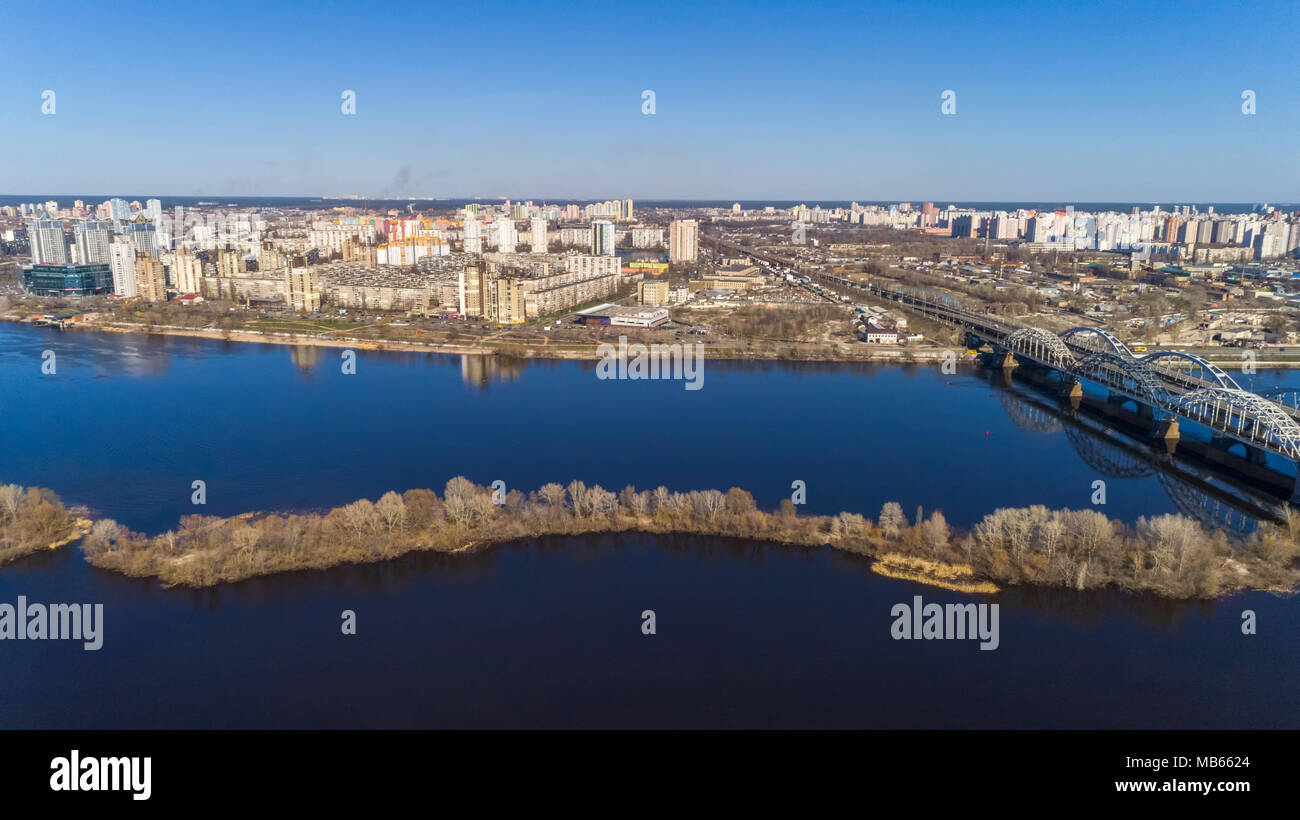 Luftaufnahme der Stadt, in der Ukraine. Dnjepr mit Brücken. Darnitskiy Brücke. Kombinierte Bahn und Auto Brücke. Darnitskiy Brücke über den Dnjepr Stockfoto Luftaufnahme der Stadt, in der Ukraine. Dnjepr mit Brücken. Darnitskiy Brücke. Kombinierte Bahn und Auto Brücke. Darnitskiy Brücke über den Dnjepr Stockfoto
