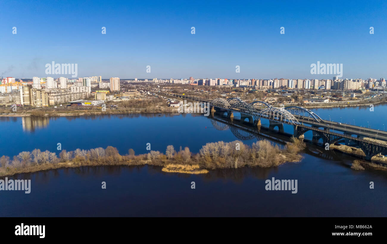 Luftaufnahme der Stadt, in der Ukraine. Dnjepr mit Brücken. Darnitskiy Brücke. Kombinierte Bahn und Auto Brücke. Darnitskiy Brücke über den Dnjepr Stockfoto Luftaufnahme der Stadt, in der Ukraine. Dnjepr mit Brücken. Darnitskiy Brücke. Kombinierte Bahn und Auto Brücke. Darnitskiy Brücke über den Dnjepr Stockfoto