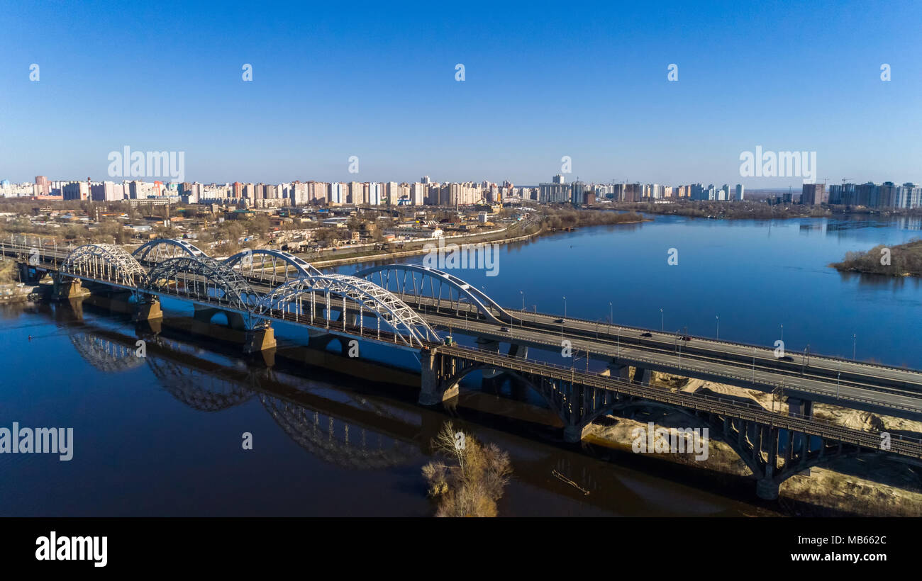 Luftaufnahme der Stadt, in der Ukraine. Dnjepr mit Brücken. Darnitskiy Brücke. Kombinierte Bahn und Auto Brücke. Darnitskiy Brücke über den Dnjepr Stockfoto Luftaufnahme der Stadt, in der Ukraine. Dnjepr mit Brücken. Darnitskiy Brücke. Kombinierte Bahn und Auto Brücke. Darnitskiy Brücke über den Dnjepr Stockfoto