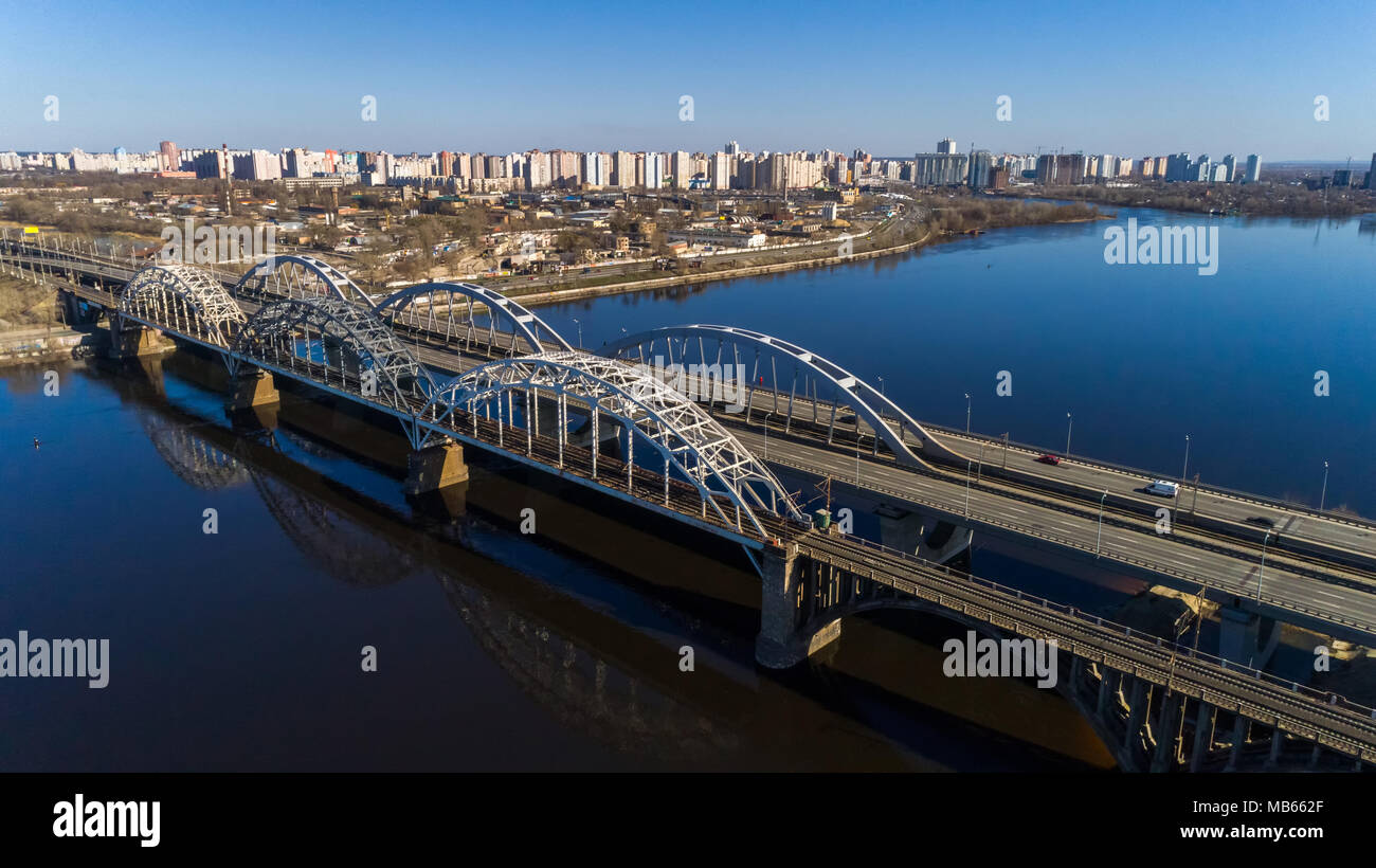 Luftaufnahme der Stadt, in der Ukraine. Dnjepr mit Brücken. Darnitskiy Brücke. Kombinierte Bahn und Auto Brücke. Darnitskiy Brücke über den Dnjepr Stockfoto Luftaufnahme der Stadt, in der Ukraine. Dnjepr mit Brücken. Darnitskiy Brücke. Kombinierte Bahn und Auto Brücke. Darnitskiy Brücke über den Dnjepr Stockfoto