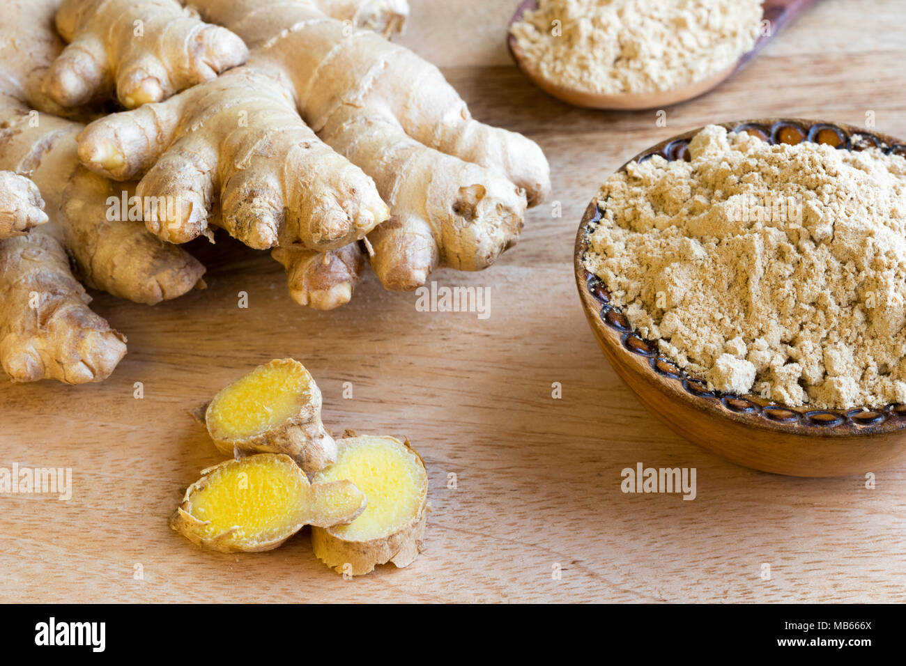 Frisch und gemahlener Ingwer auf einer hölzernen Hintergrund Stockfoto