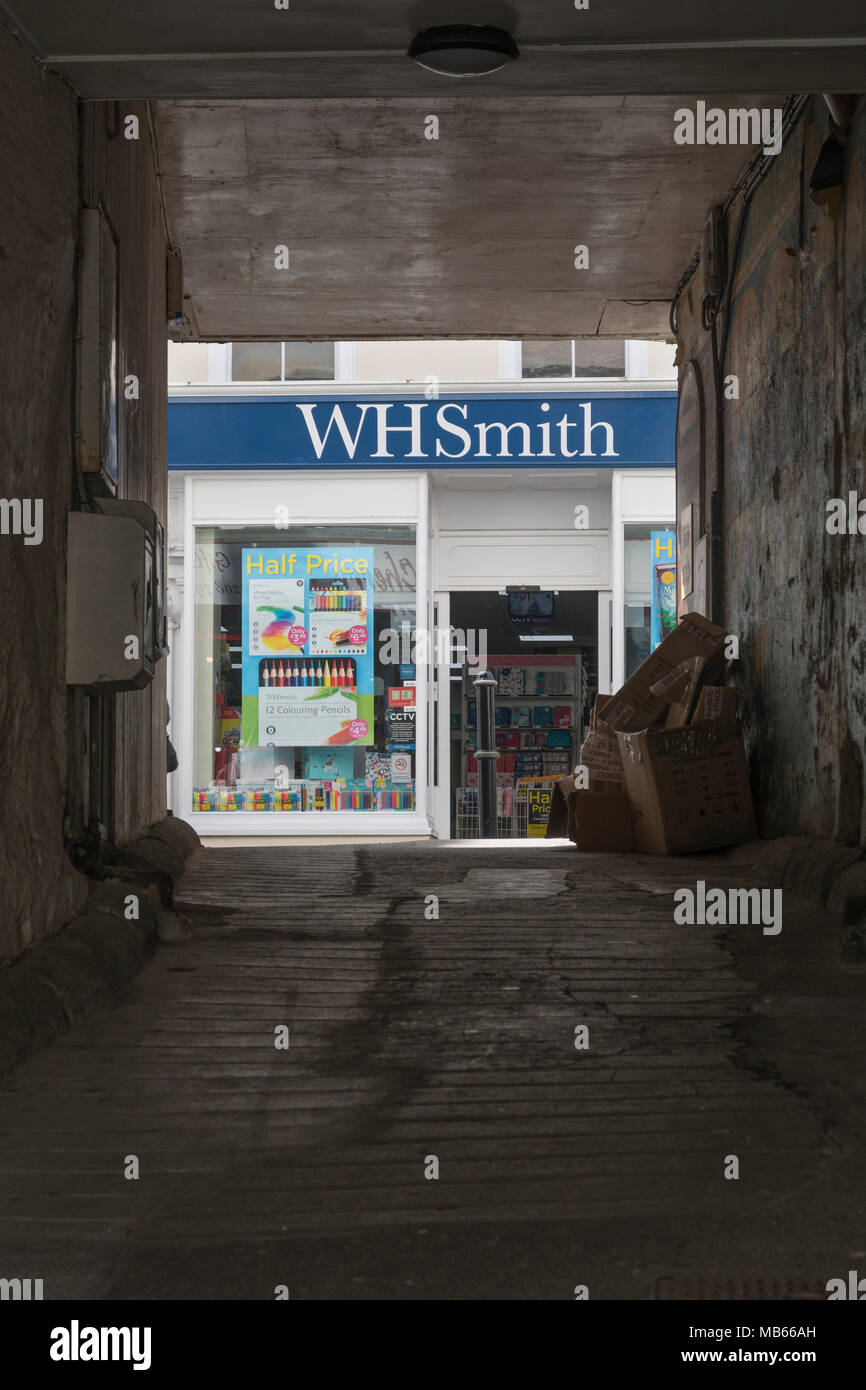 Tod der High Street Metapher / Konzept - WHSmith Bodmin (Cornwall) durch Torbogen gegenüber Shop gesehen. High Street Crisis, WH Smith Miete geschnitten Plädoyer Stockfoto
