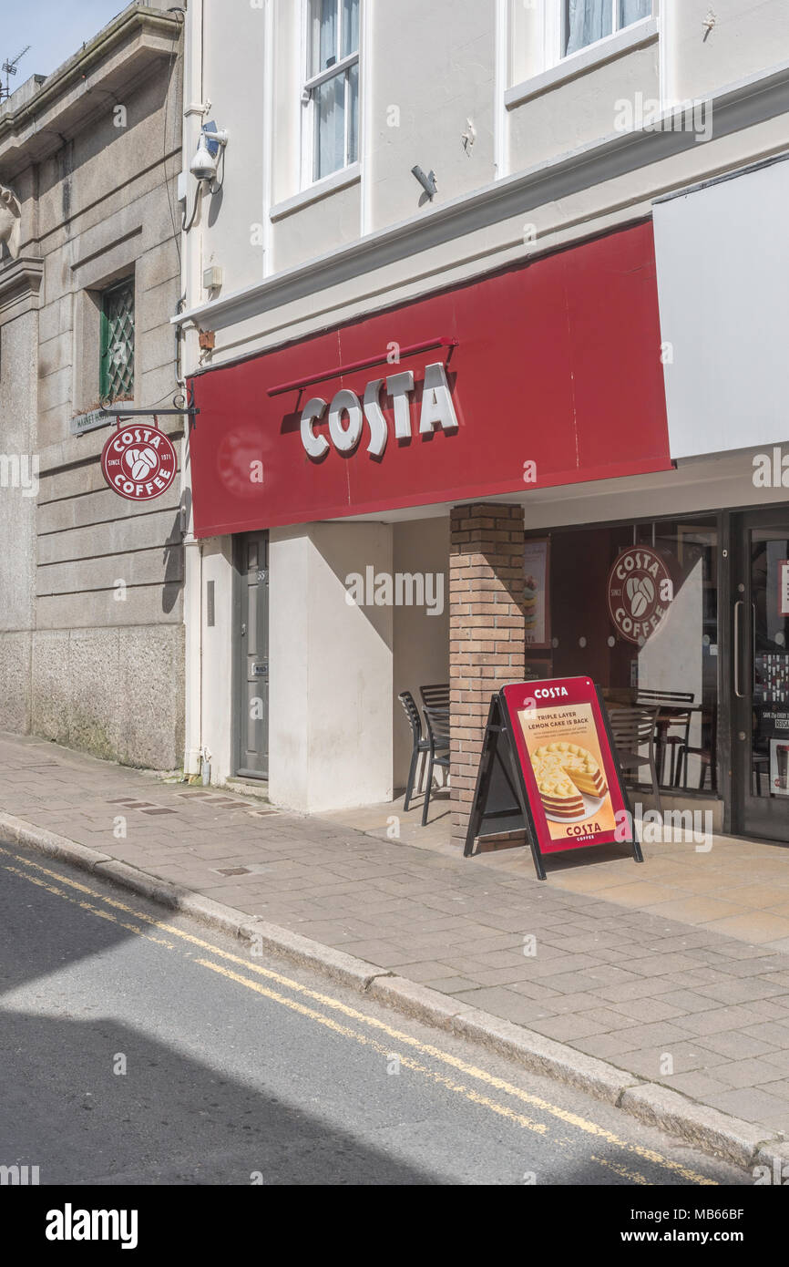 Tod der High Street Metapher / Konzept - Außenansicht des Costa Coffee Shop in der Hauptstraße von Bodmin, Cornwall. Für Costa Coffee Jobschnitte. Stockfoto