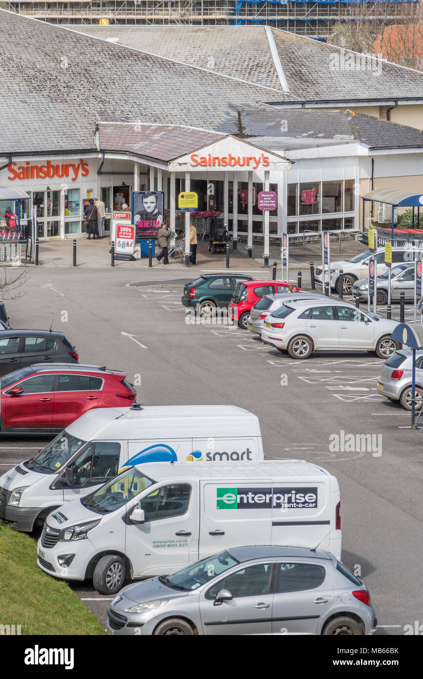 Tod von der High Street Metapher/Konzept - auf Sainsbury's Outlet und Parkplatz in Bodmin, Cornwall. Stockfoto