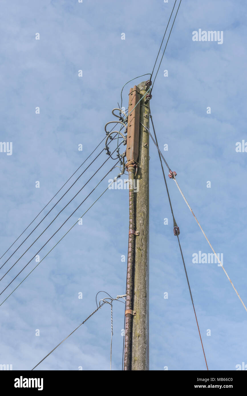 Lokale overhead nationalen Elektrizitätsnetz pole Häuser in Bodmin, Cornwall. Die Strompreise für die privaten Haushalte. Stockfoto