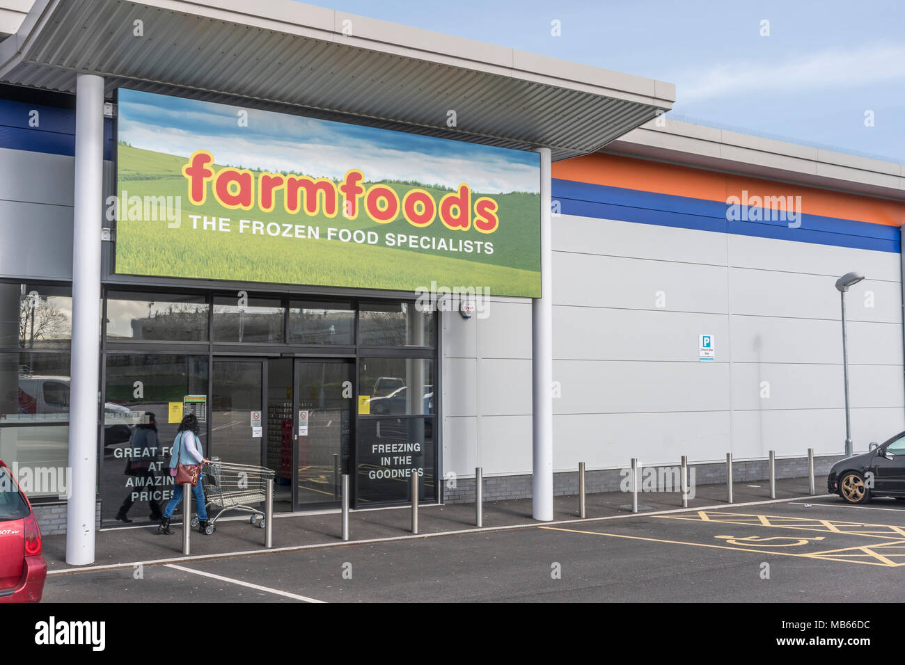 Shop / store Äußere des erfolgreichen britischen Einzelhändler Farmfoods am Bodmin, Cornwall. Spezialisiert auf Tiefkühlprodukte. Stockfoto