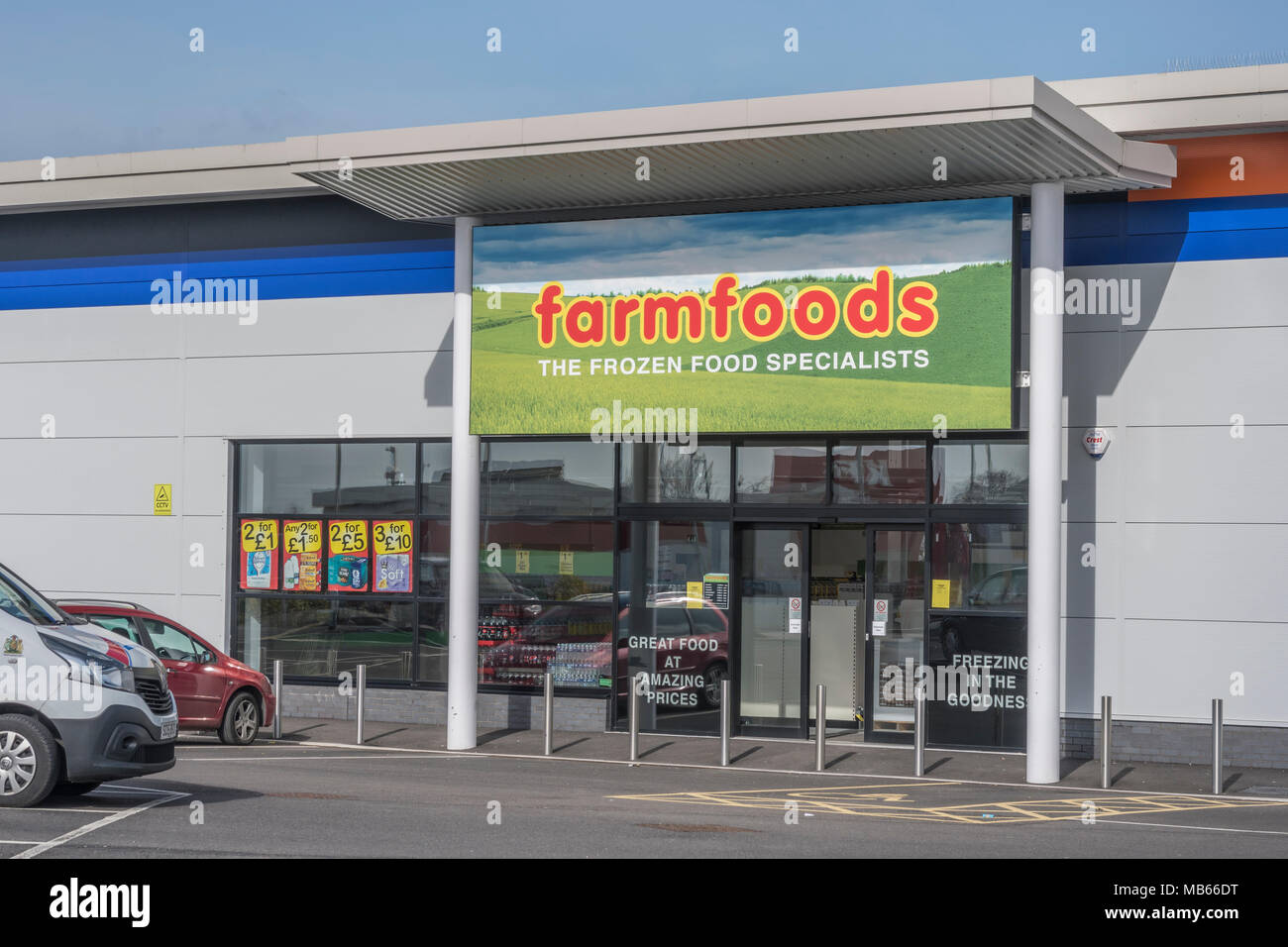 Außerhalb der Stadt Laden/Speichern von außen erfolgreichen britischen Einzelhändler Farmfoods am Bodmin, Cornwall. Spezialisiert auf Tiefkühlprodukte. Tod von der High Street Idee. Stockfoto