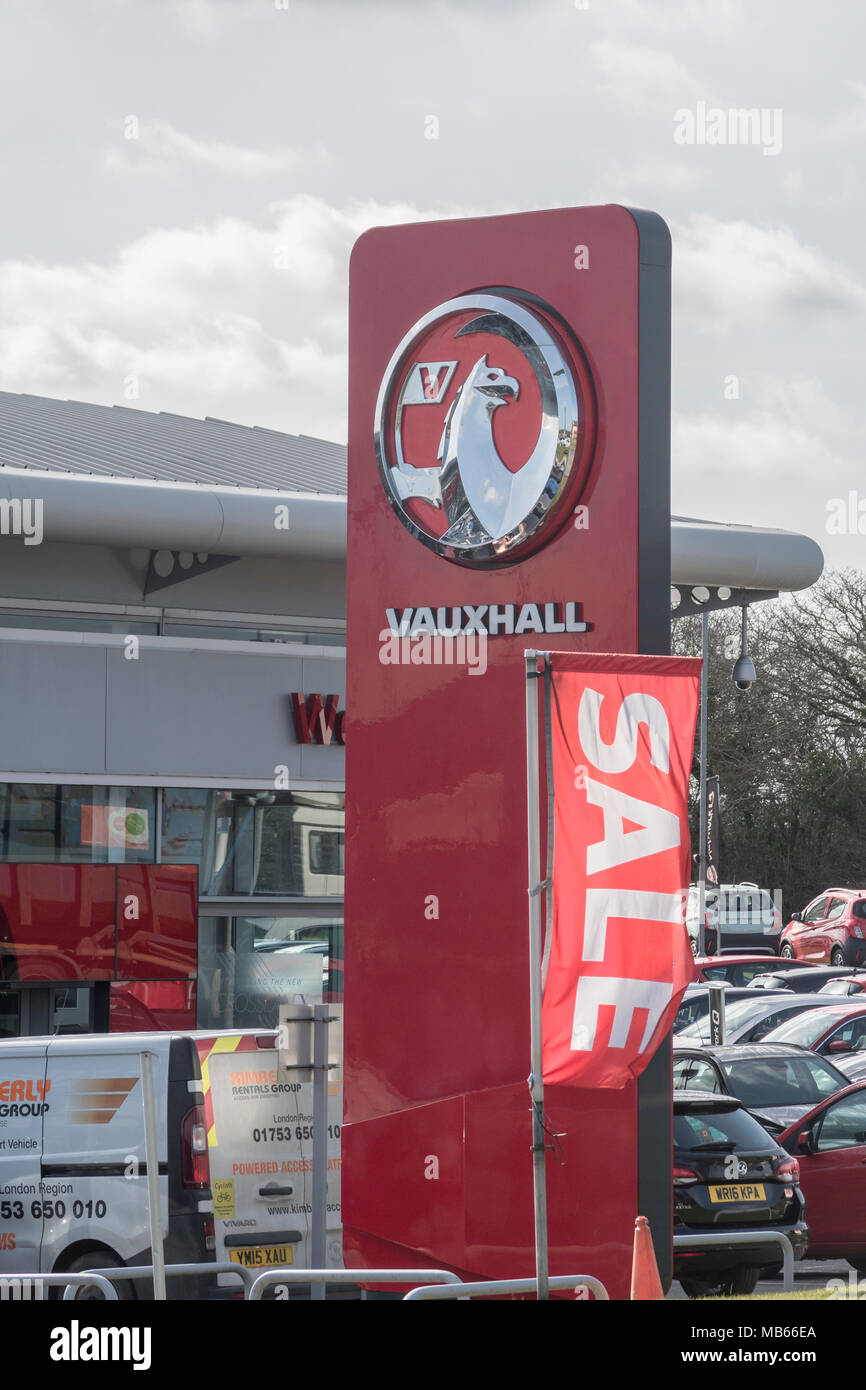 Vauxhall Motors logo Zeichen an einem Autohaus (West End Motoren) in Bodmin, Cornwall. Metapher für Vauxhall Umsatzeinbruch. Stockfoto