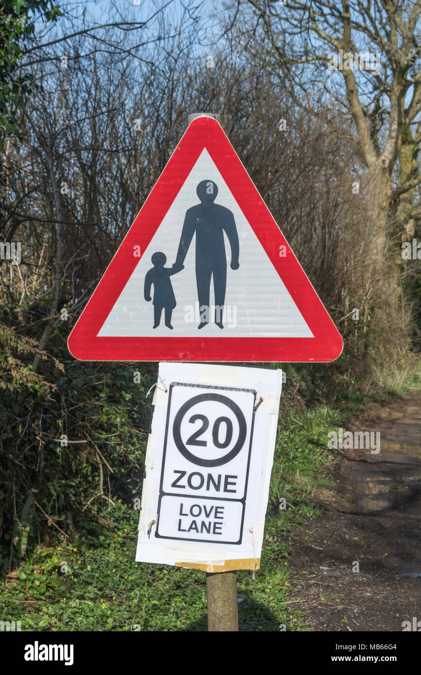 Red Road Warnschild Piktogramm - für Eltern und Kinder als Fußgänger. Stockfoto
