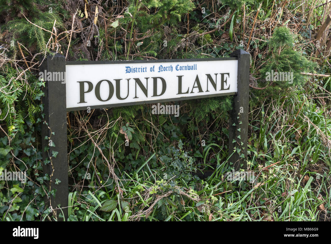 Straßenschild der Pound Lane in Bodmin, Cornwall. Mögliche Metapher für persönliche Finanzen, Finanzen und Geld Fragen, Straßenschilder Großbritannien. Stockfoto