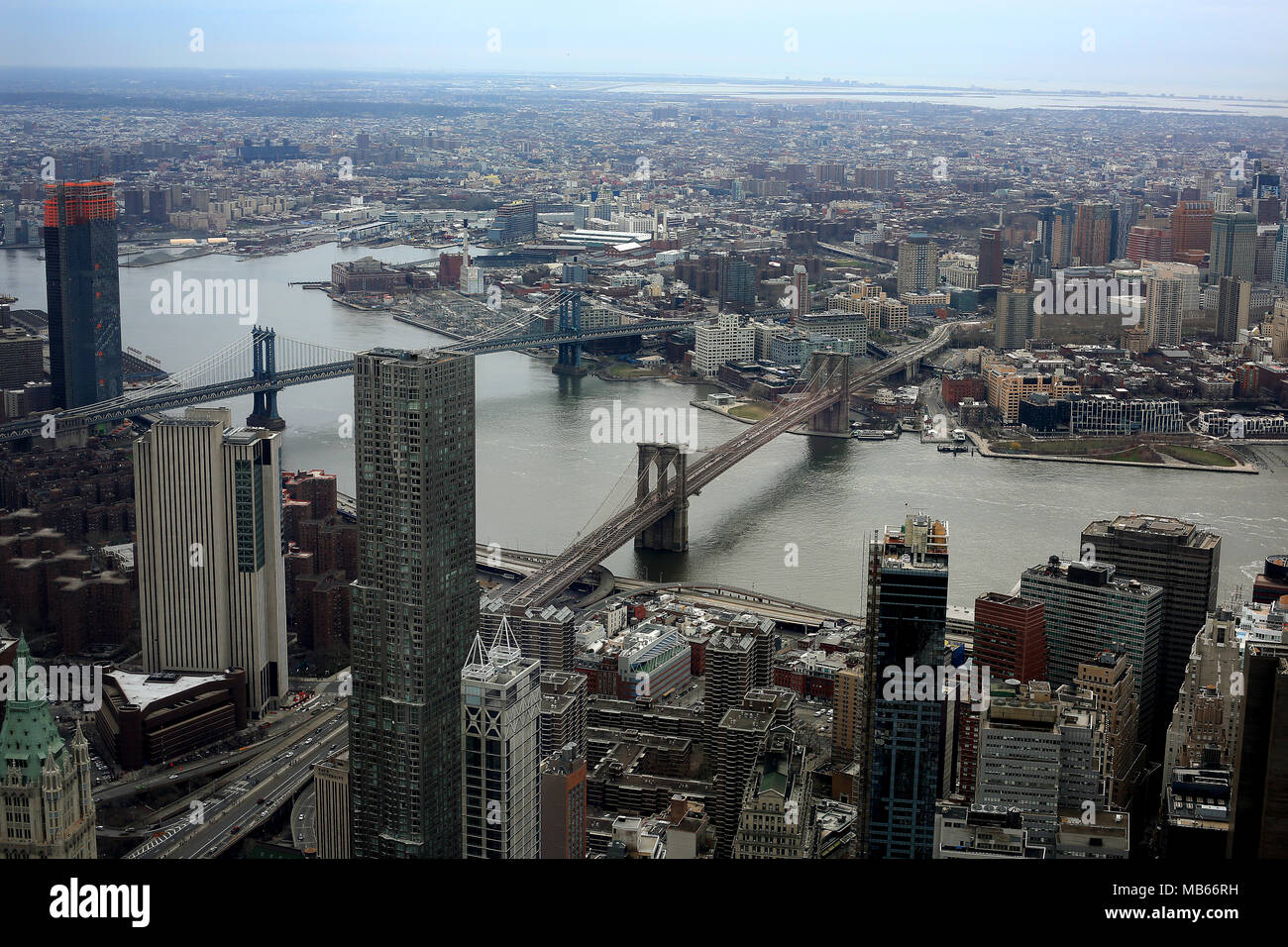 Allgemeine Ansicht von Brooklyn und New York City, USA als Schuß von der einen Trade Center einschließlich der Brooklyn Bridge. Stockfoto