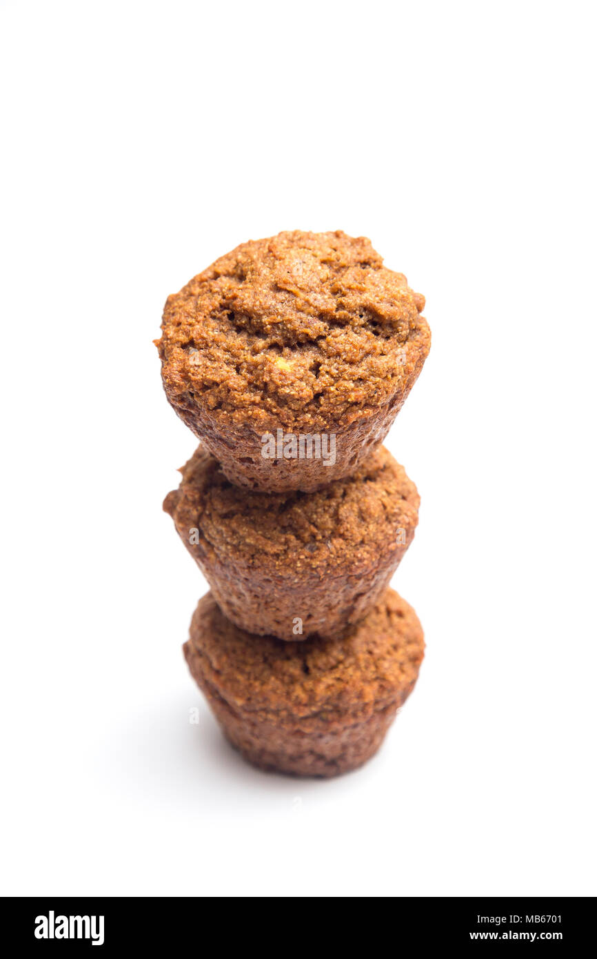 Apple Cinnamon Pecan Muffins auf weißem Hintergrund Stockfoto