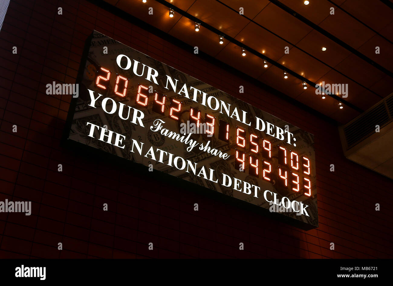 Die nationale Verschuldung Uhr gerade weg vom Times Square, New York City, USA. Die Uhr zeigt die Anzahl der Schulden der USA dargestellt am 31. März 2018 gehört. Stockfoto