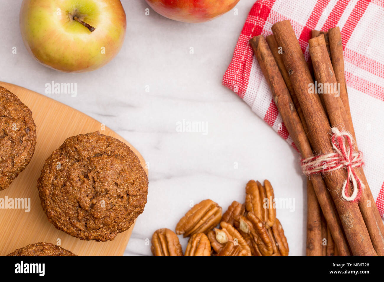 Apple Cinnamon Pecan Muffins auf einem Marmortisch Stockfoto