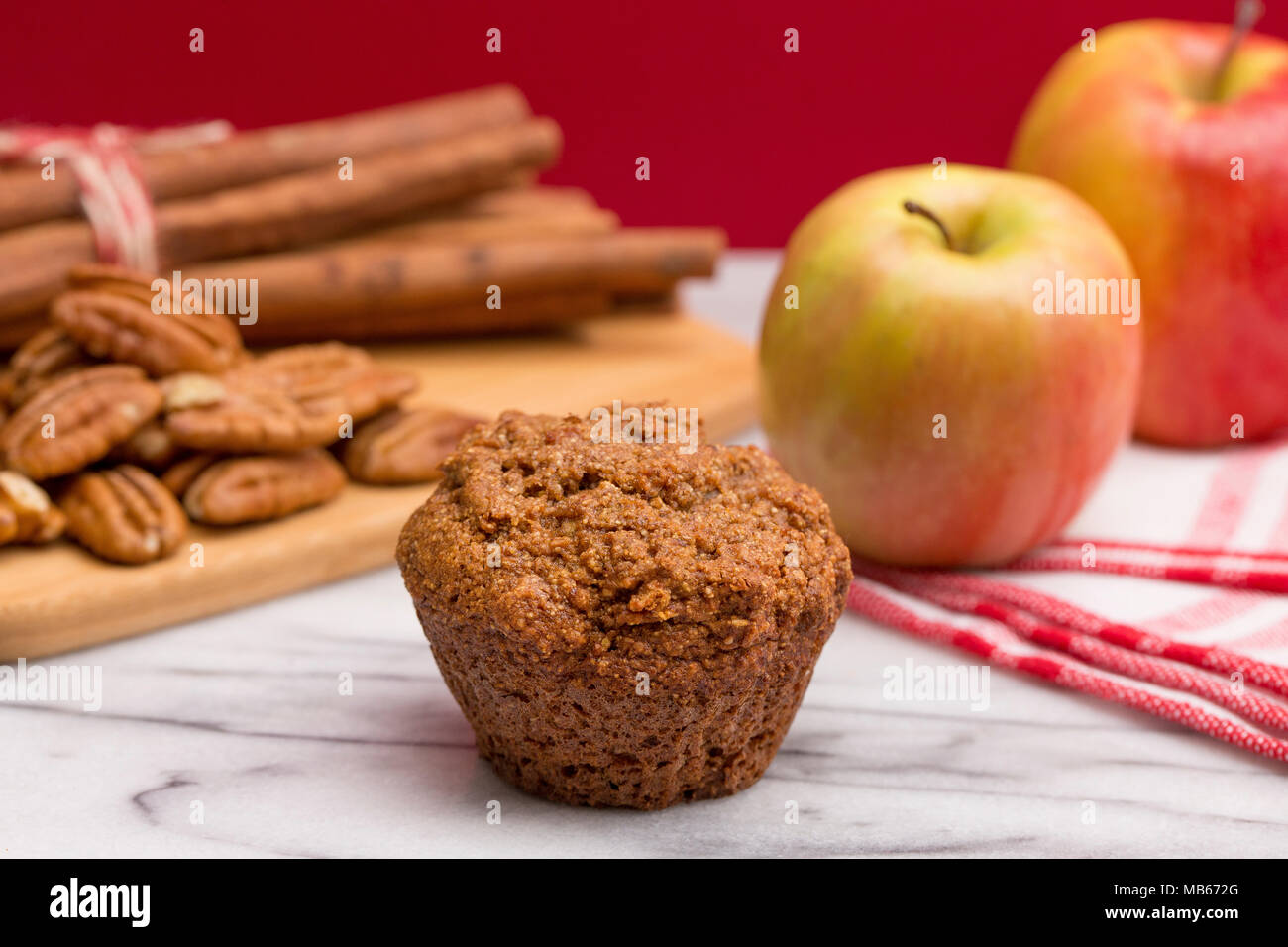 Apple Cinnamon Pecan Muffins auf einem Apple Roter Hintergrund Stockfoto