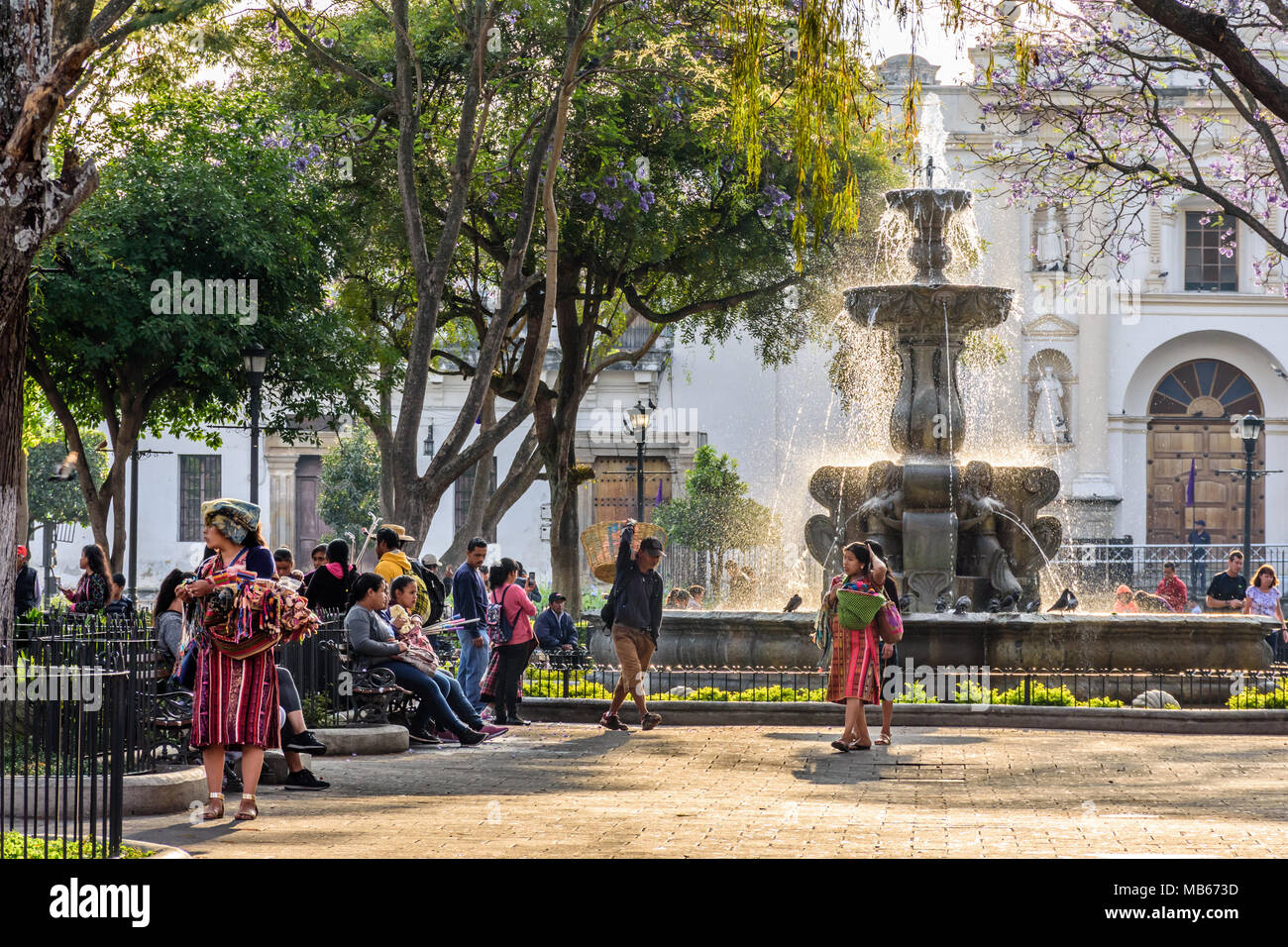 Antigua, Guatemala - März 30, 2018: Am frühen Morgen Anbieter & Touristen am Karfreitag in Central Plaza in der kolonialen Stadt & UNESCO Weltkulturerbe Stockfoto