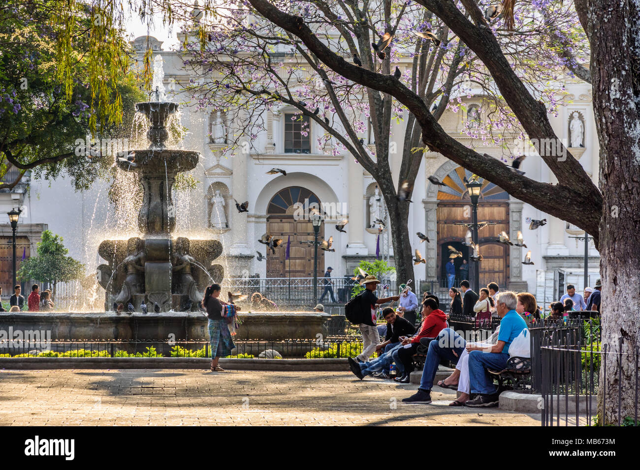 Antigua, Guatemala - März 30, 2018: Am frühen Morgen Anbieter & Touristen am Karfreitag in Central Plaza in der kolonialen Stadt & UNESCO Weltkulturerbe Stockfoto