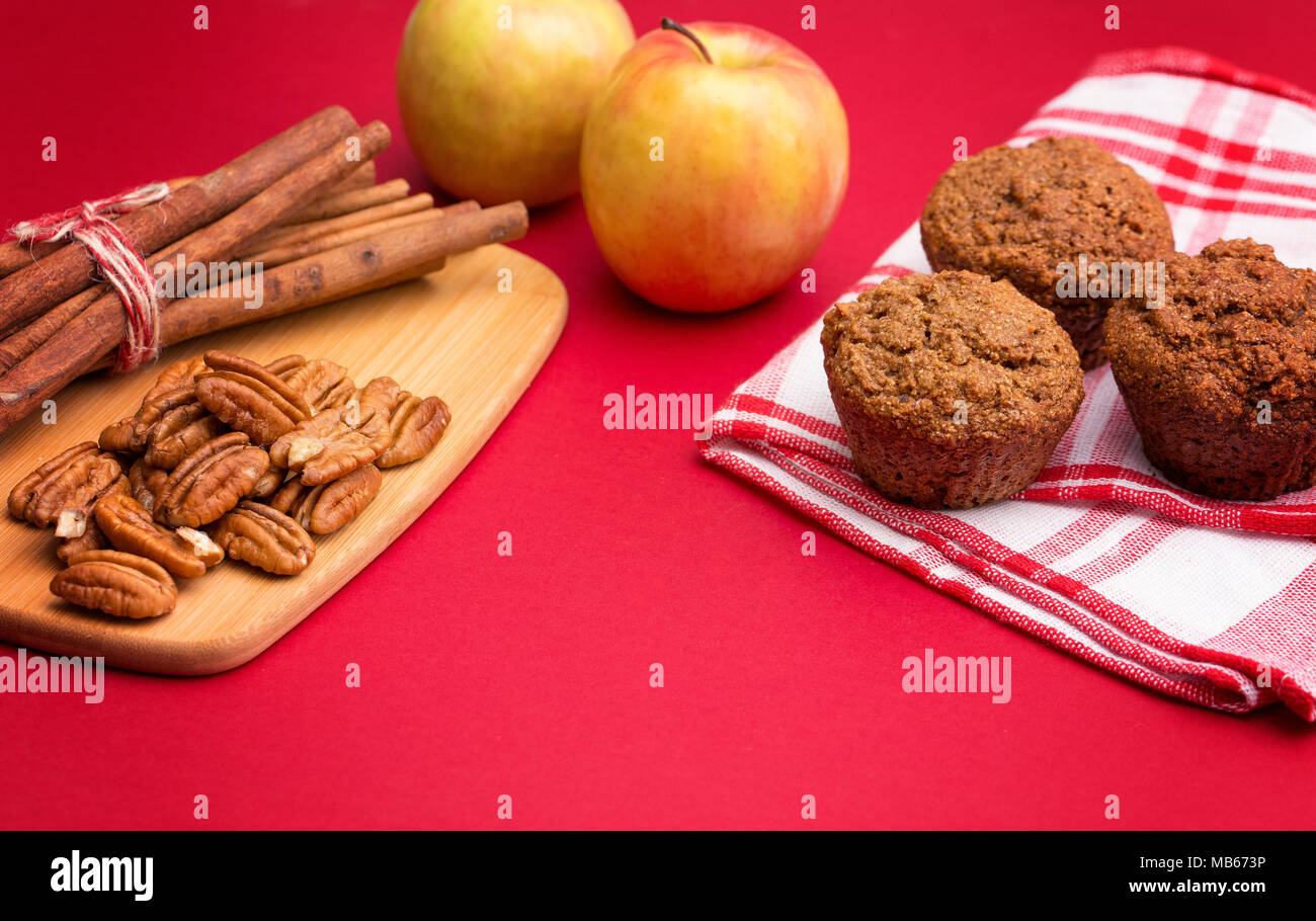 Apple Cinnamon Pecan Muffins auf einem Apple Roter Hintergrund Stockfoto