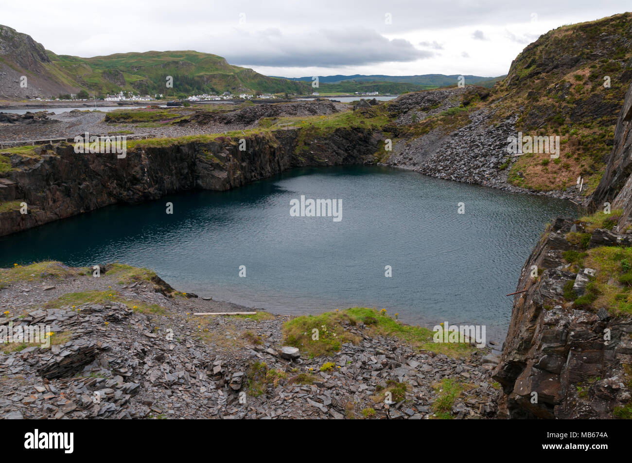 Schiefer Bergbau auf Easedale, Schiefer Inseln, Schottland mit Dorf Ellenabiech am Seil im Hintergrund Stockfoto