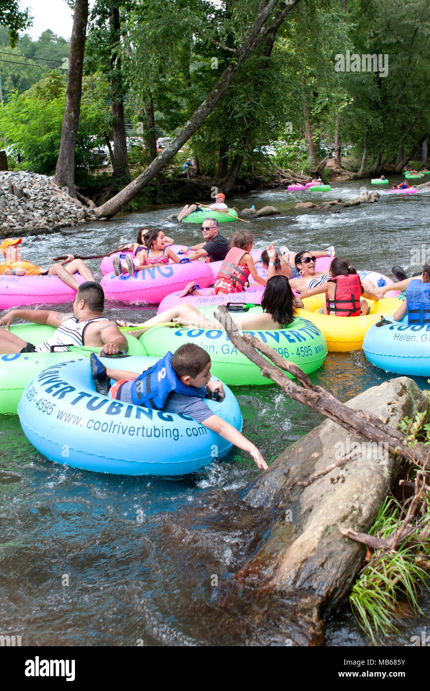 Helen, GA, USA - 24. August 2013: Familien genießen Schläuche nach unten den Chattahoochee River in North Georgia an einem warmen Sommernachmittag. Stockfoto