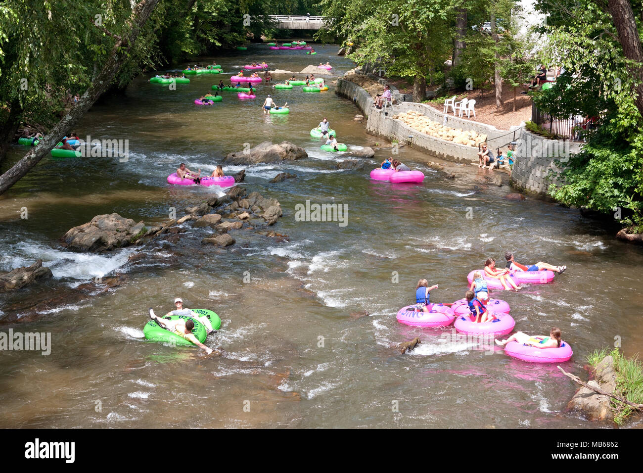 Helen, GA, Vereinigte Staaten - 24 August, 2013: Die Menschen genießen Schläuche nach unten den Chattahoochee River in North Georgia an einem warmen Sommernachmittag. Stockfoto