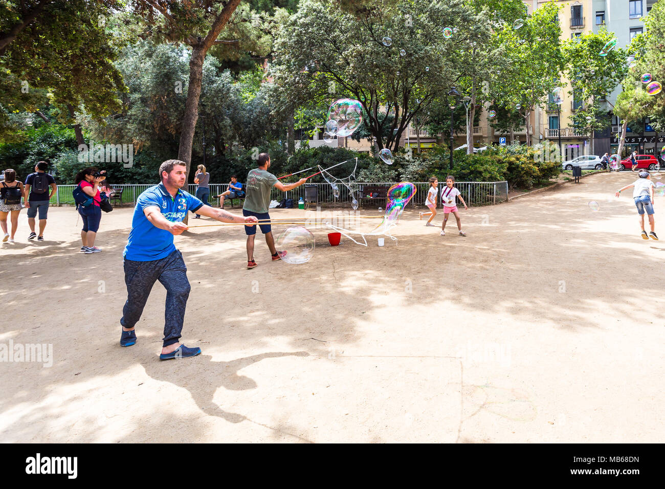 BARCELONA, SPANIEN, Juli 6, 2017: Street Künstler machen Seifenblasen in der Plaza de Gaudi für die Freude der Kinder und Touristen Stockfoto