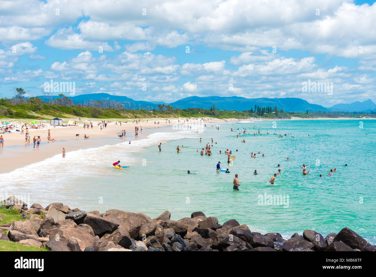 Byron Bay Nsw Australien 3 Januar 2018 Leute Geniessen Das Sonnige Wetter Am Strand Von Byron Bay Ein Beliebtes Ziel Fur Strande Stockfotografie Alamy