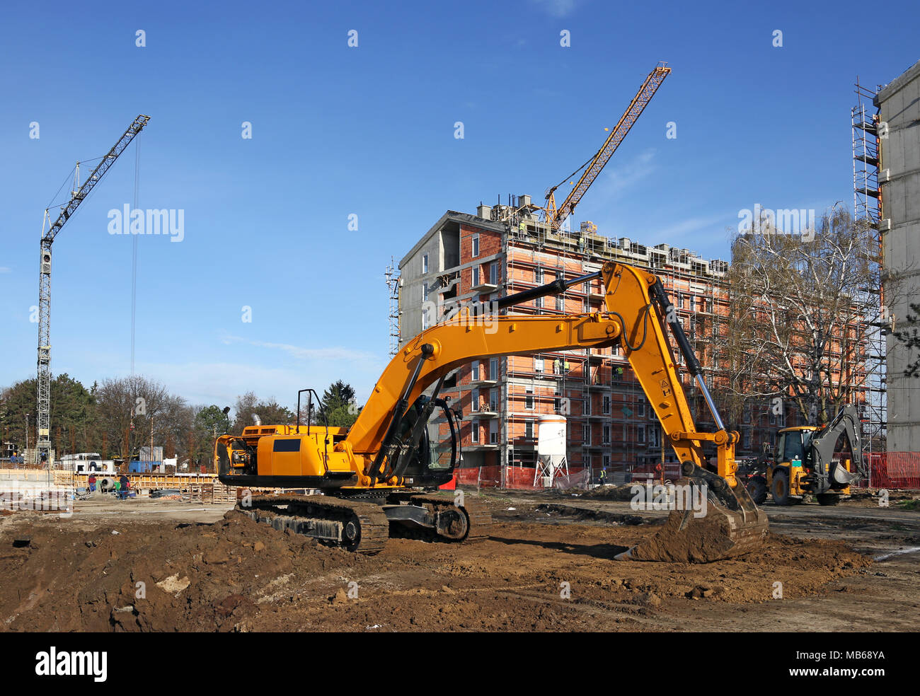 Bagger und Kräne auf der Baustelle Stockfoto