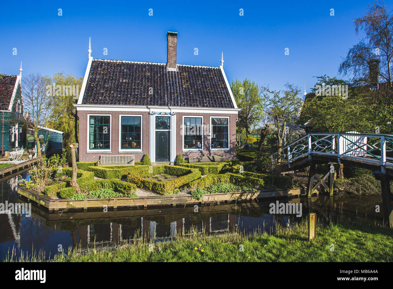Erhaltenen historischen Häuser in Zaanse Schans an den Ufern des Flusses Zaan, in der Nähe von Amsterdam, Zaandam, Nordholland, Niederlande Stockfoto