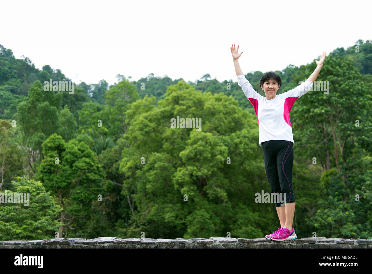 Asiatische senior Frau aufrichten Hand in Park Stockfoto