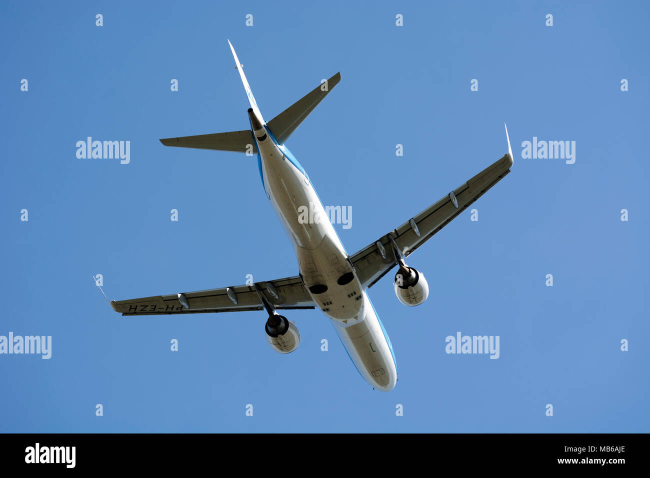 KLM Cityhopper Embraer ERJ-190 weg vom Flughafen Birmingham, UK (PH-EZH) Stockfoto