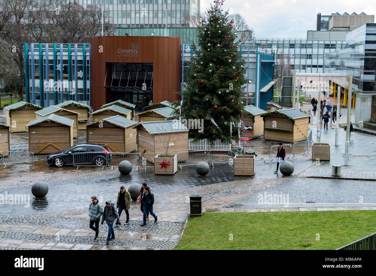 Coventry University Eingang, befindet sich gegenüber der neuen Kathedrale von Coventry in Coventry, Großbritannien mit Studenten zu Fuß zwischen Gebäuden und Weihnachten decorat Stockfoto