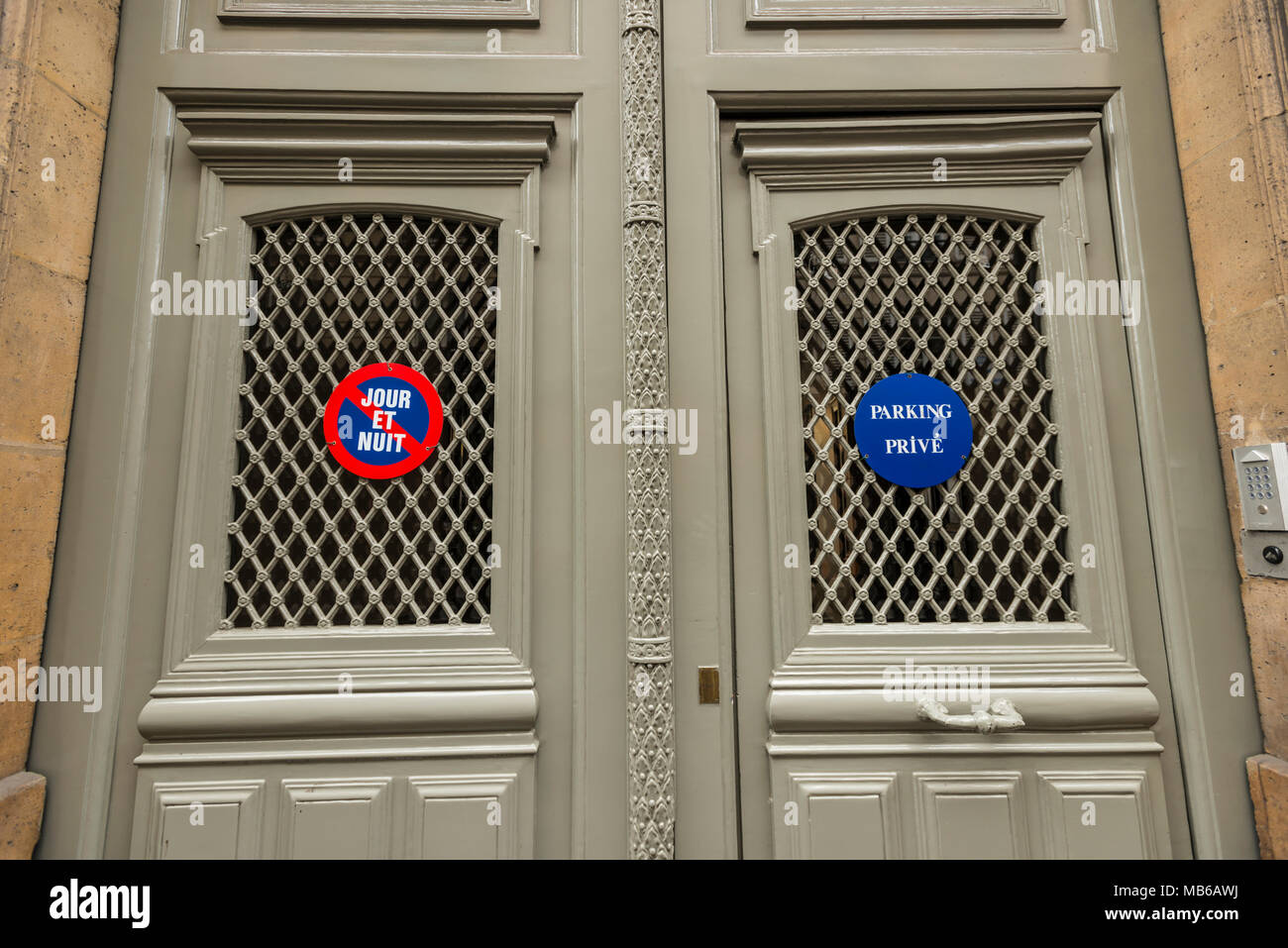 Eine schöne, typisch französische Tür an der Rue Bonaparte, Paris, Frankreich Stockfoto