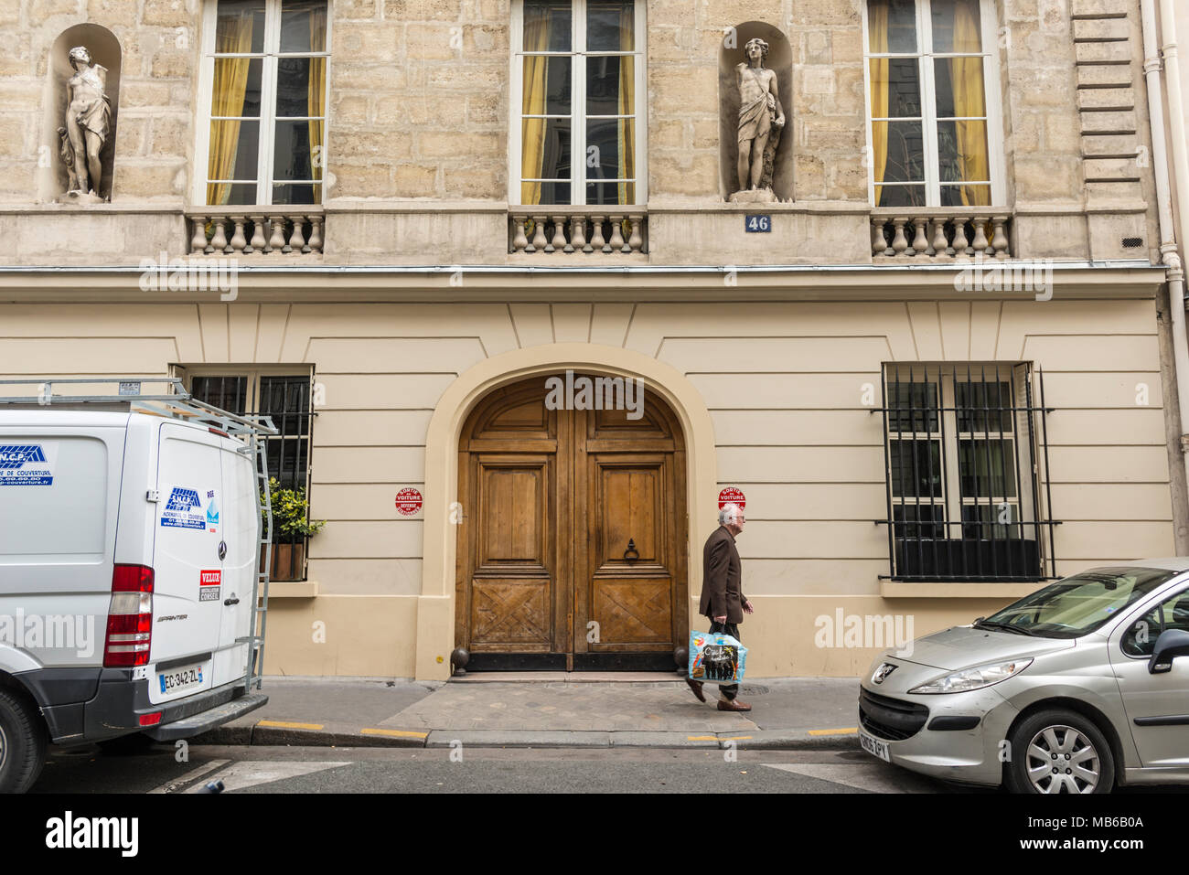 Wandern entlang der Rue de L'Université, Paris, Frankreich, und bewundern Sie die schönen architektonischen Erbes. Stockfoto