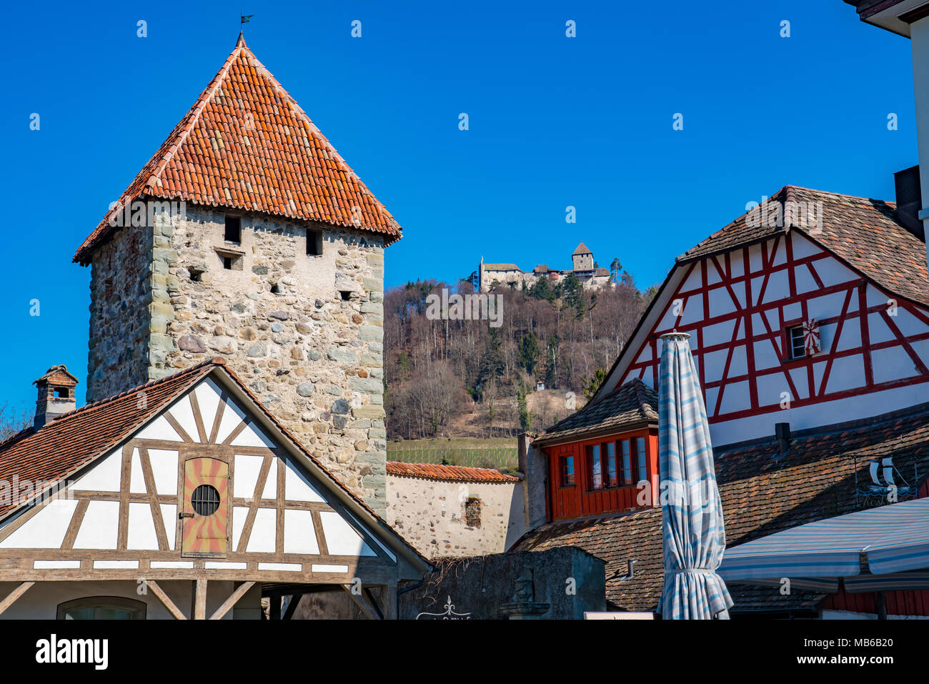 Ansicht der alten Stadt Stein am Rhein mit dem hohenklingen Burg auf einem Hügel im Hintergrund Stockfoto