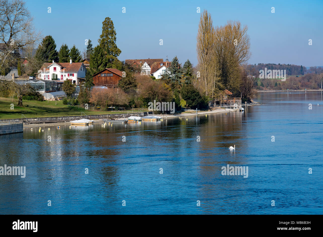 Blick auf den Rhein bei der alten Stadt Stein am Rhein in der Schweiz Stockfoto