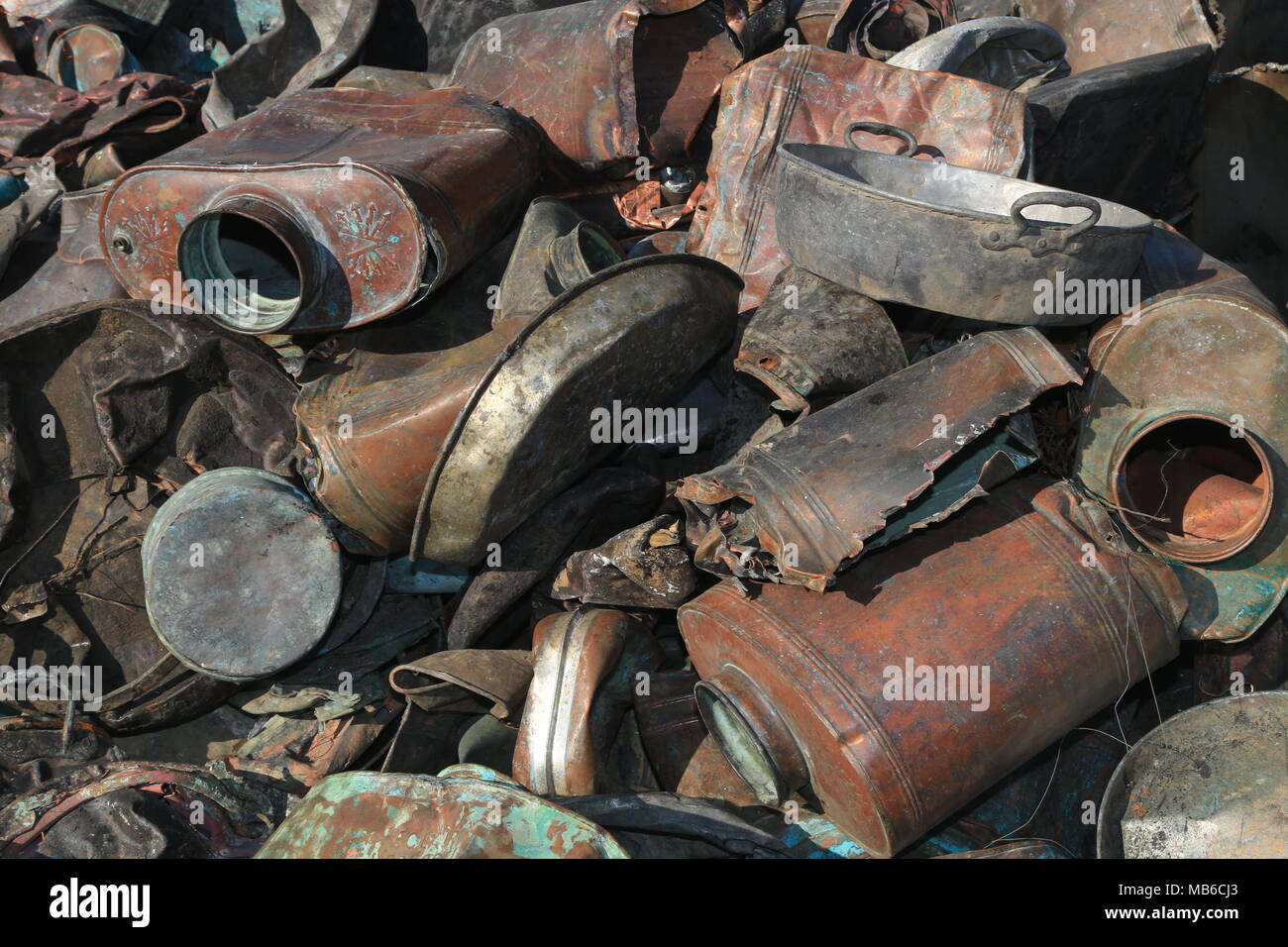 Metall Papierkorb für Schrott Stockfoto