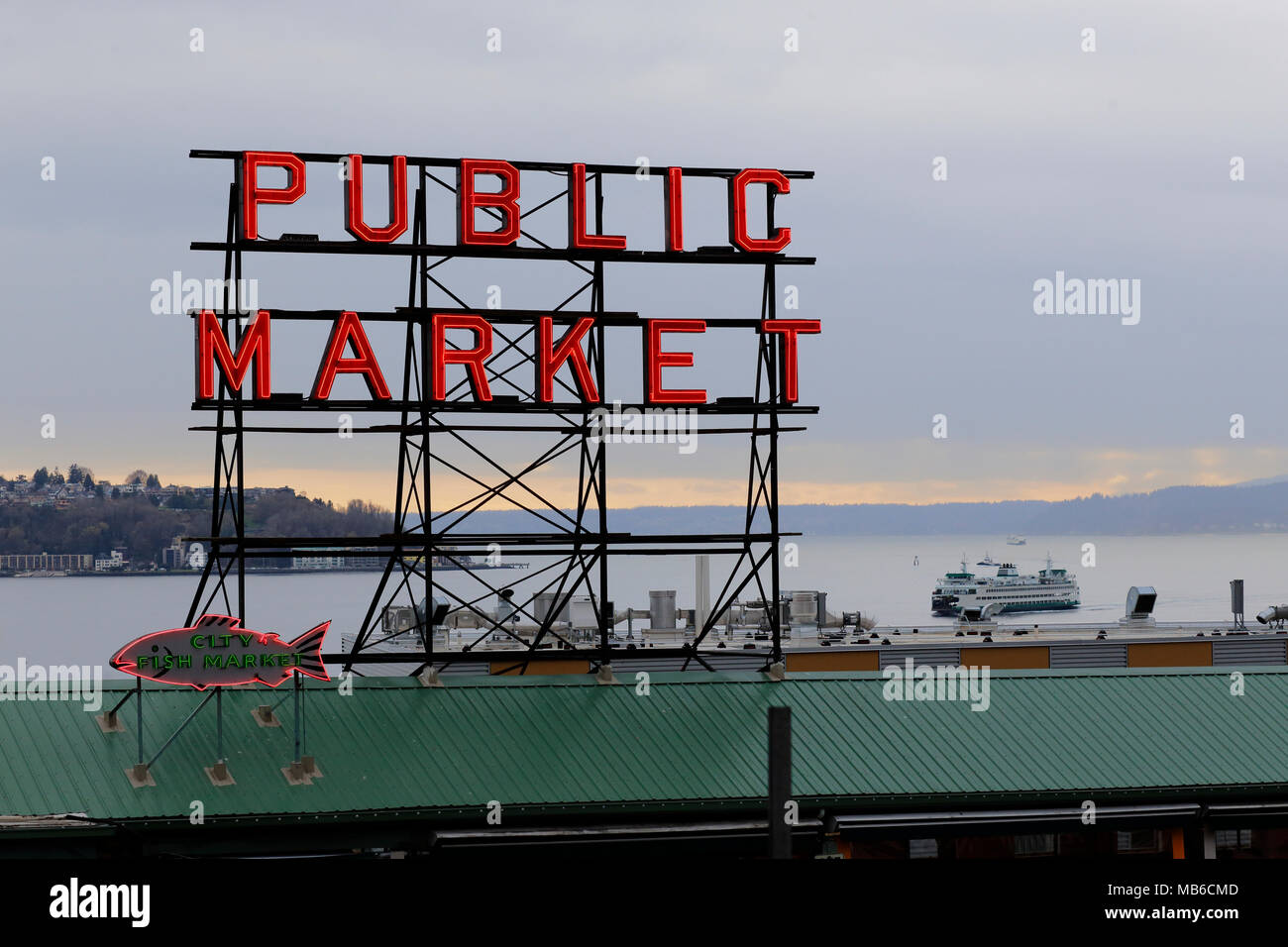 Pike Place Public Market mit Blick auf die Elliot Bay in Seattle, Washington. Stockfoto