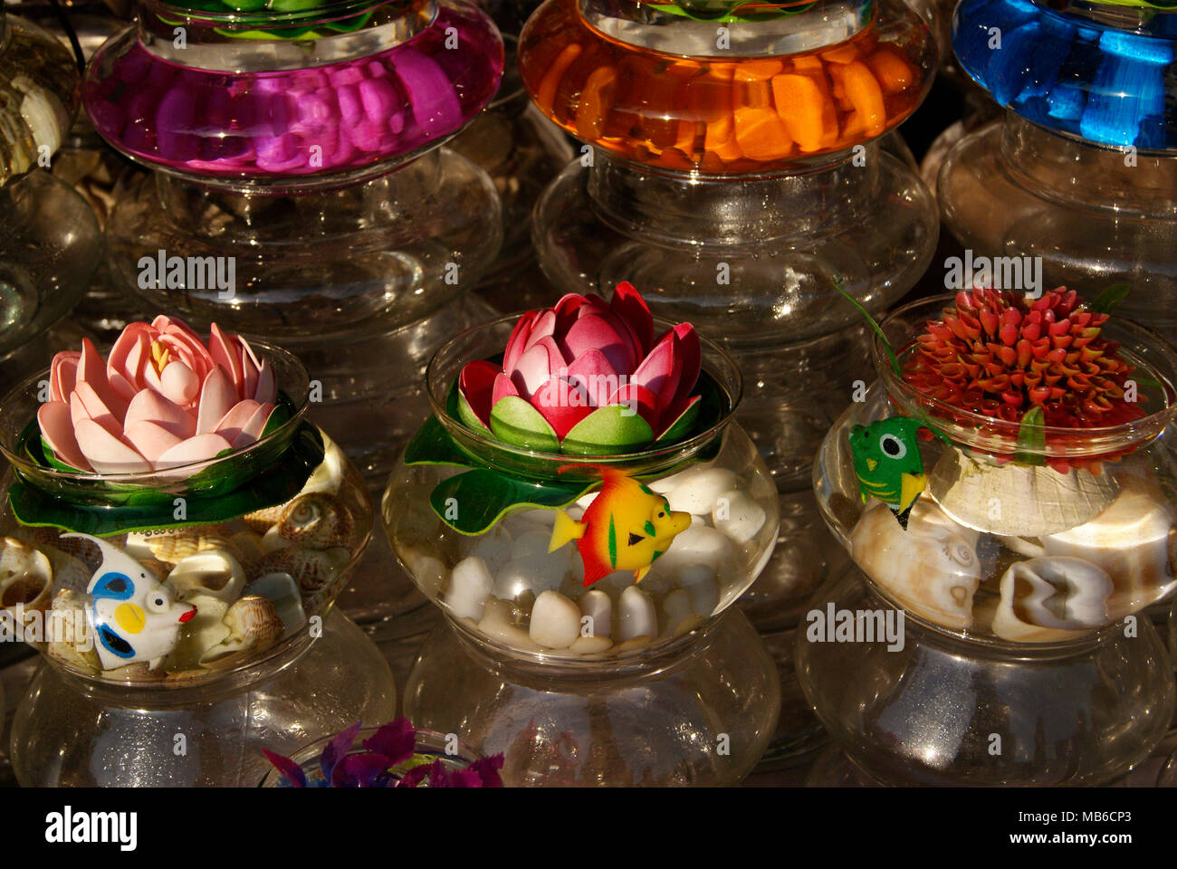 Bunte Kunststoff Lotus Blumen in Wasser Töpfe home dekorative Konzepte Vertrieb in Odisha Indien Stockfoto