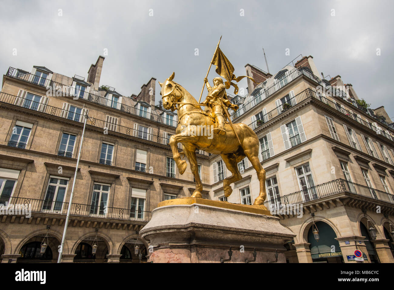 Eine Statue von Jeanne d'Arc. Außerhalb des Louvre museum in Paris Stockfoto