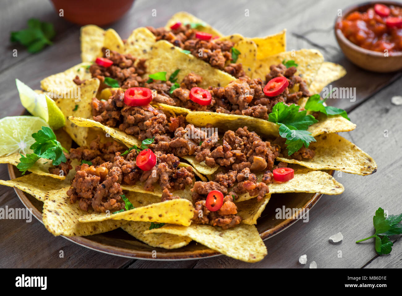 Mexikanische nacho Mais Tortilla Chips mit Fleisch und Red Hot spicy ...