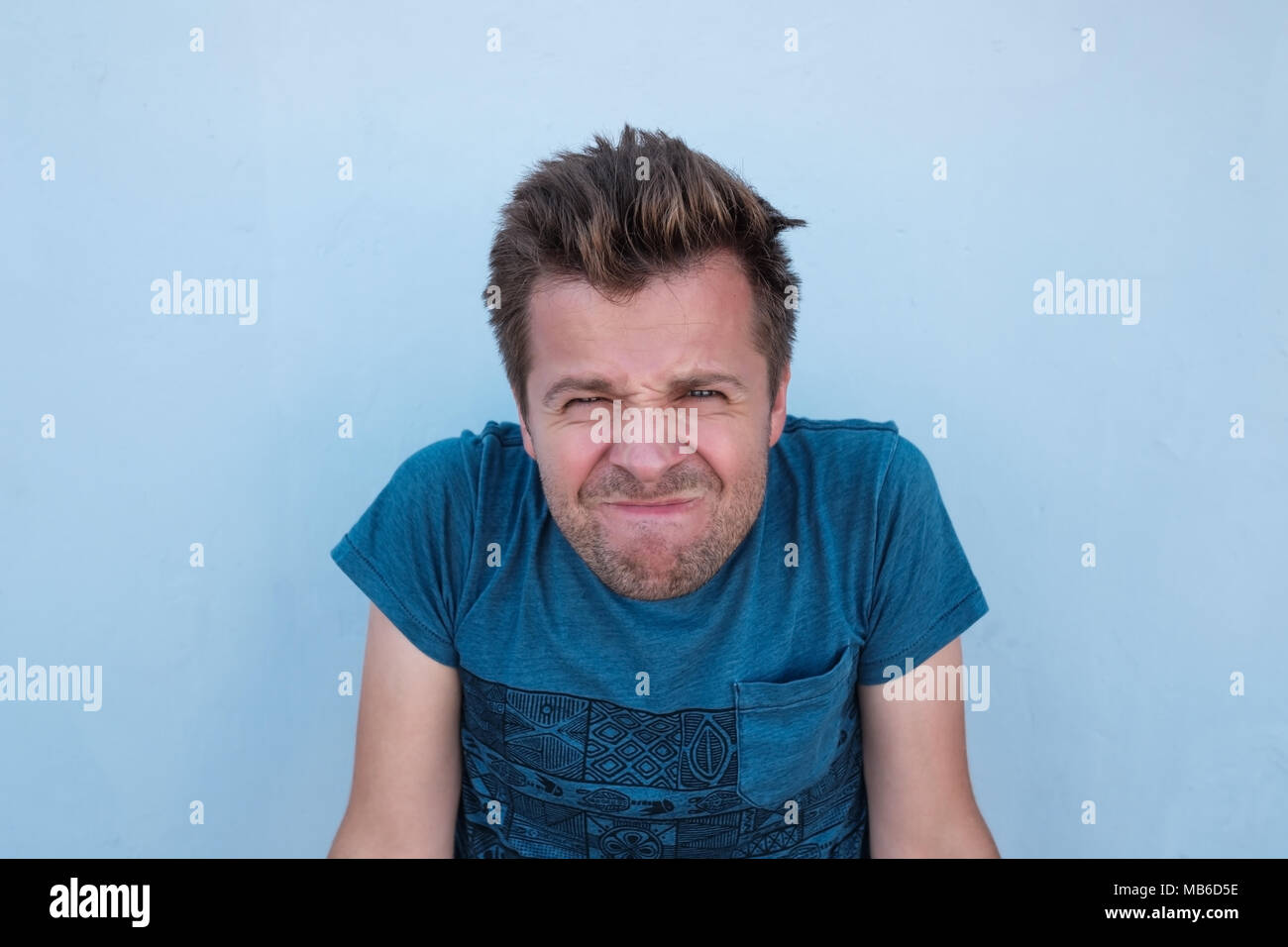 Kaukasische Mann emotionale Portrait. Er ist verärgert und mürrisch. Mit schlechten Nachrichten frustriert werden. Stockfoto