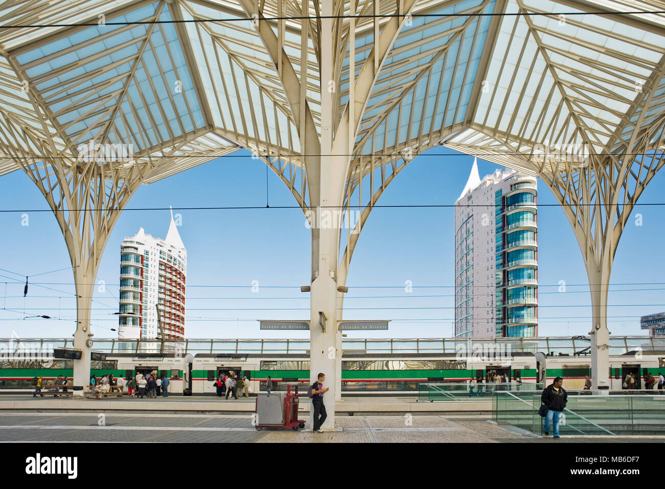 Die beiden Gebäude, Torre Sao Rafael und Torre Sao Gabriel zur gleichen Zeit wie der Bahnhof Oriente in Parque das Nações, in Lissabon, Portugal gebaut wurden Stockfoto