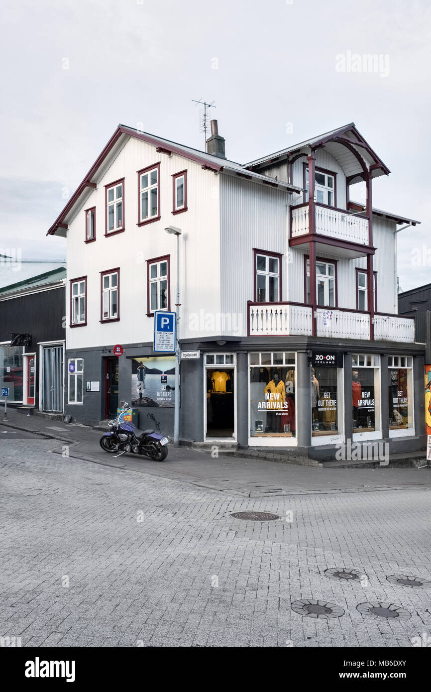 Reykjavik, Island. Traditionelle hölzerne Gebäude auf Bankastraeti im Herzen der Altstadt, jetzt ein Zo-On Isländischen outdoor Clothing Store Stockfoto