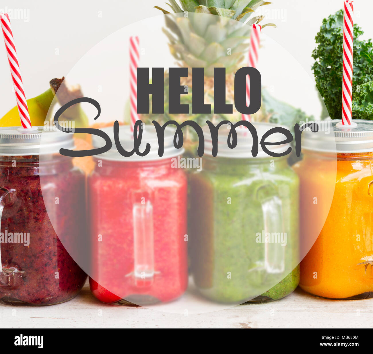 Bunte smoothie Getränke mit Strohhalmen in Gläsern mit igredients schließen oben mit Hallo Sommer Gruß Stockfoto
