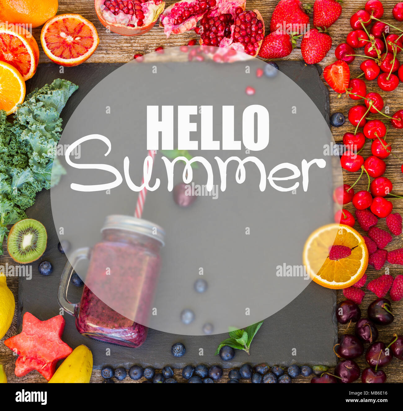 Frischen smoothie Blue Berry gesundes Getränk im Glas Glas mit igredients auf schwarzer Stein mit Hallo Sommer Gruß Stockfoto