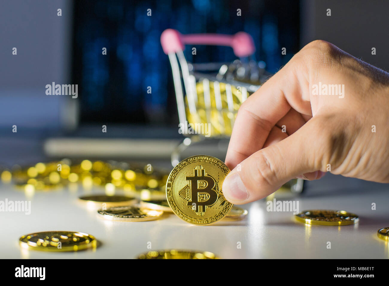 Bitcoin in der Hand. Eine Münze mit Fingern halten Stockfoto