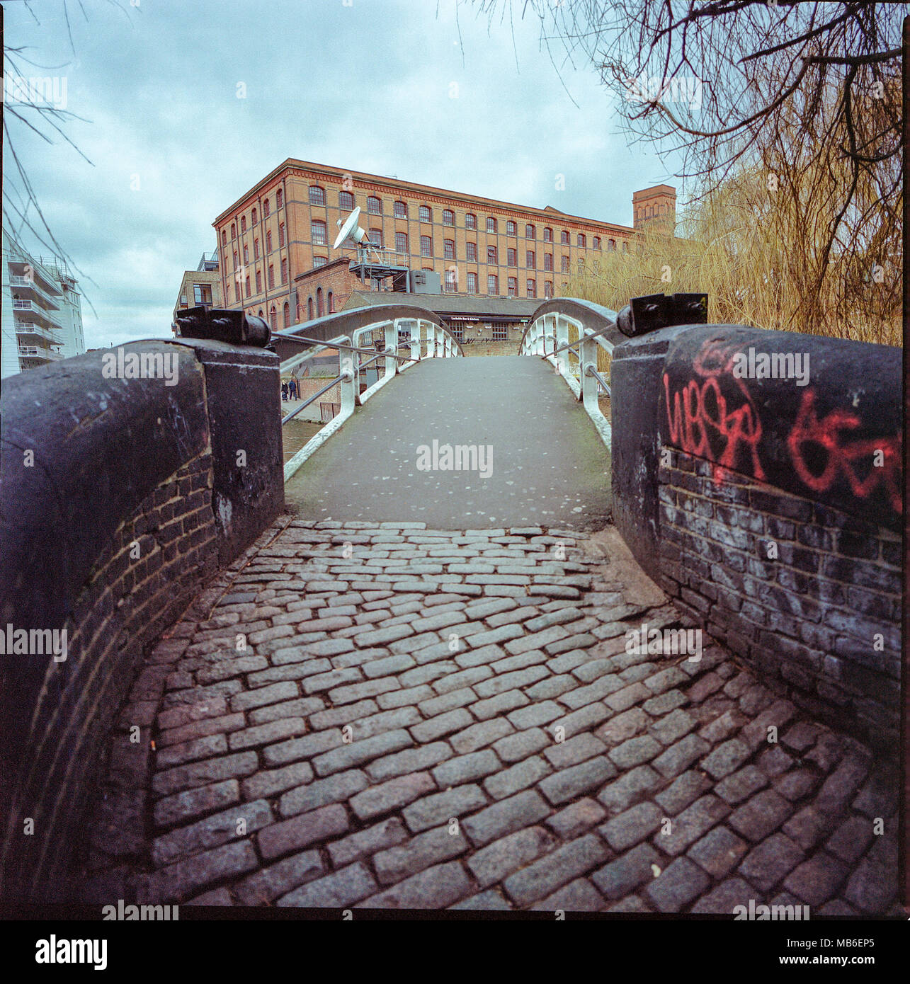 Die Camden Lock Gusseisen Pferd Brücke: für die Pferde, die Tow entlang der Regent's Canal, London, das kopfsteinpflaster Lastkähne würde gestoppt die Pferde rutscht Stockfoto